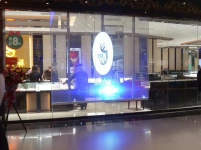 LED全彩透明屏珠寶店的應用